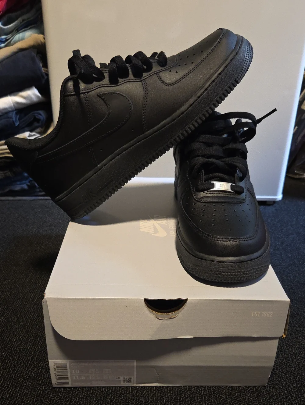 Nike Men’s Black Low-Top Leather Sneakers